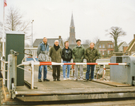 OVI-00000574 de vijf pontwachters poseren op de pont